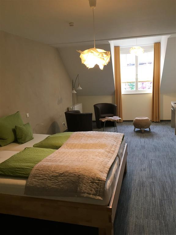 Hotel Alter Winzerhof Weisenheim Am Berg E.K. Esterno foto
