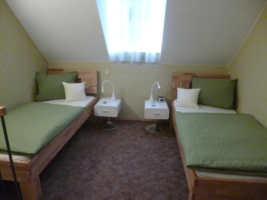Hotel Alter Winzerhof Weisenheim Am Berg E.K. Esterno foto