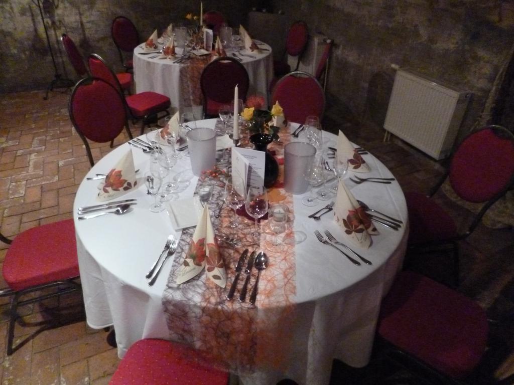Hotel Alter Winzerhof Weisenheim Am Berg E.K. Esterno foto