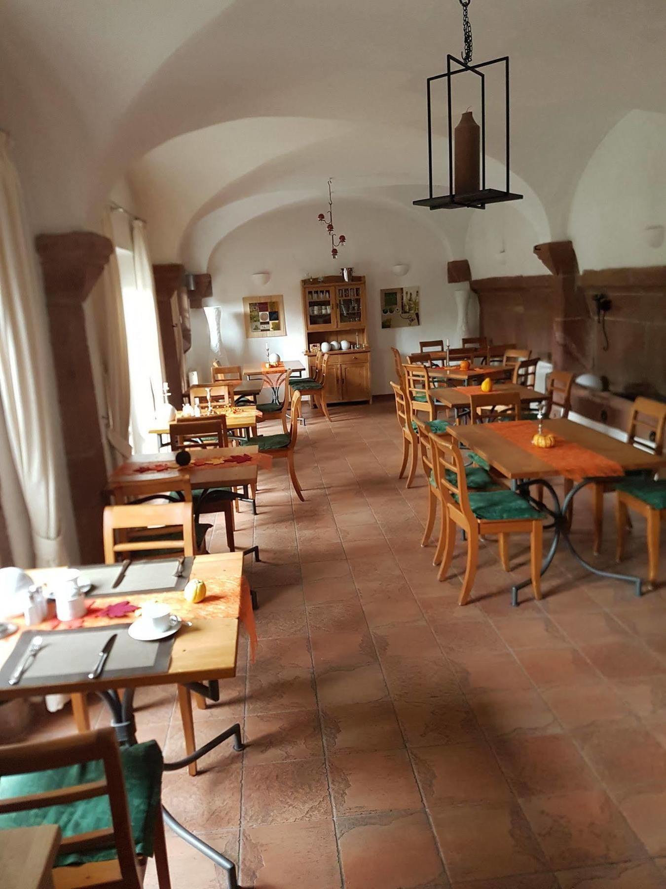Hotel Alter Winzerhof Weisenheim Am Berg E.K. Esterno foto