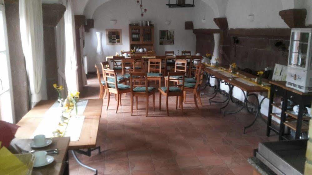 Hotel Alter Winzerhof Weisenheim Am Berg E.K. Esterno foto