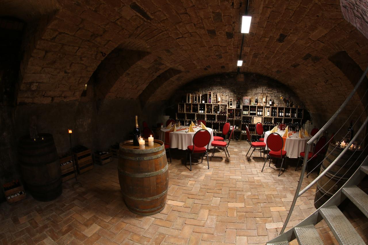 Hotel Alter Winzerhof Weisenheim Am Berg E.K. Esterno foto