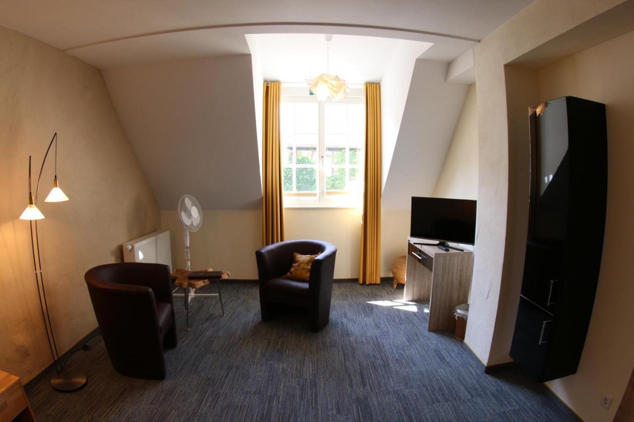 Hotel Alter Winzerhof Weisenheim Am Berg E.K. Esterno foto